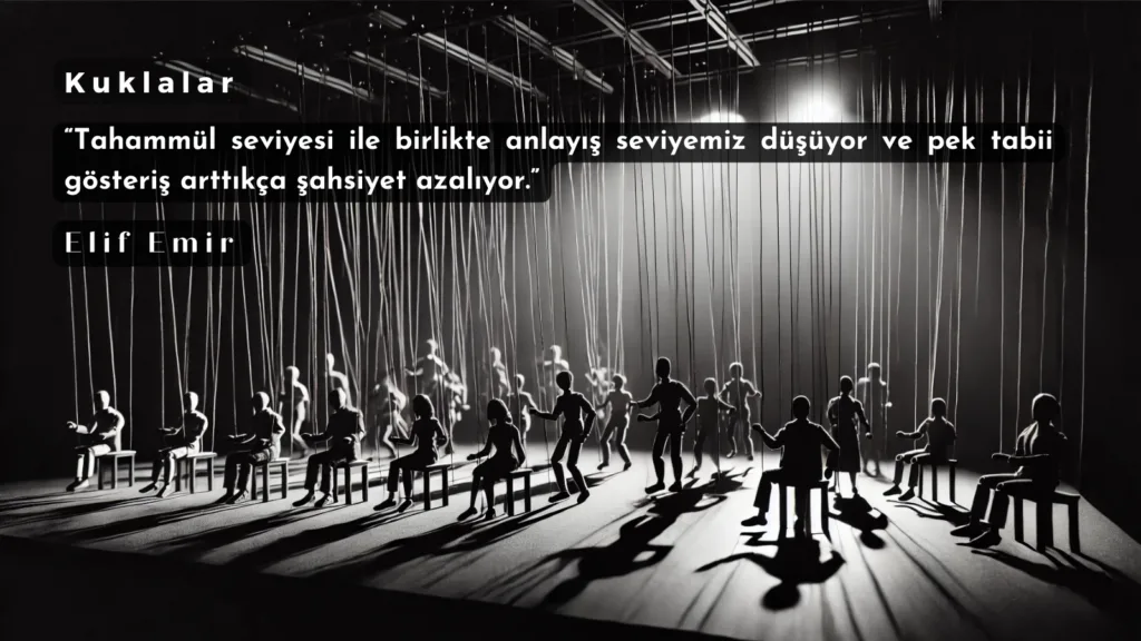 Karartılmış bir sahne üzerinde, iplerle kontrol edilen kuklalar. Kuklaların arka planında gölgeler ve bir kaotik hava, insanın toplumsal baskılarla kontrol edilmesini temsil ediyor.
