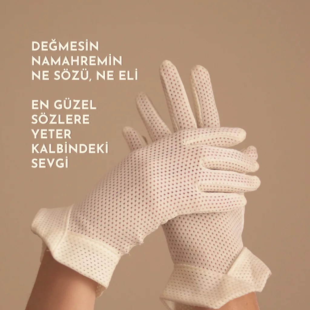 Beyaz noktalı eldivenler içindeki iki el, birbirine dokunarak zarafeti ve mahremiyeti temsil ediyor. "Değmesin namahremin ne sözü, ne eli" mesajı Sevgiliye Güzel Sözler Atölyesi'ni temsilen yer alıyor.